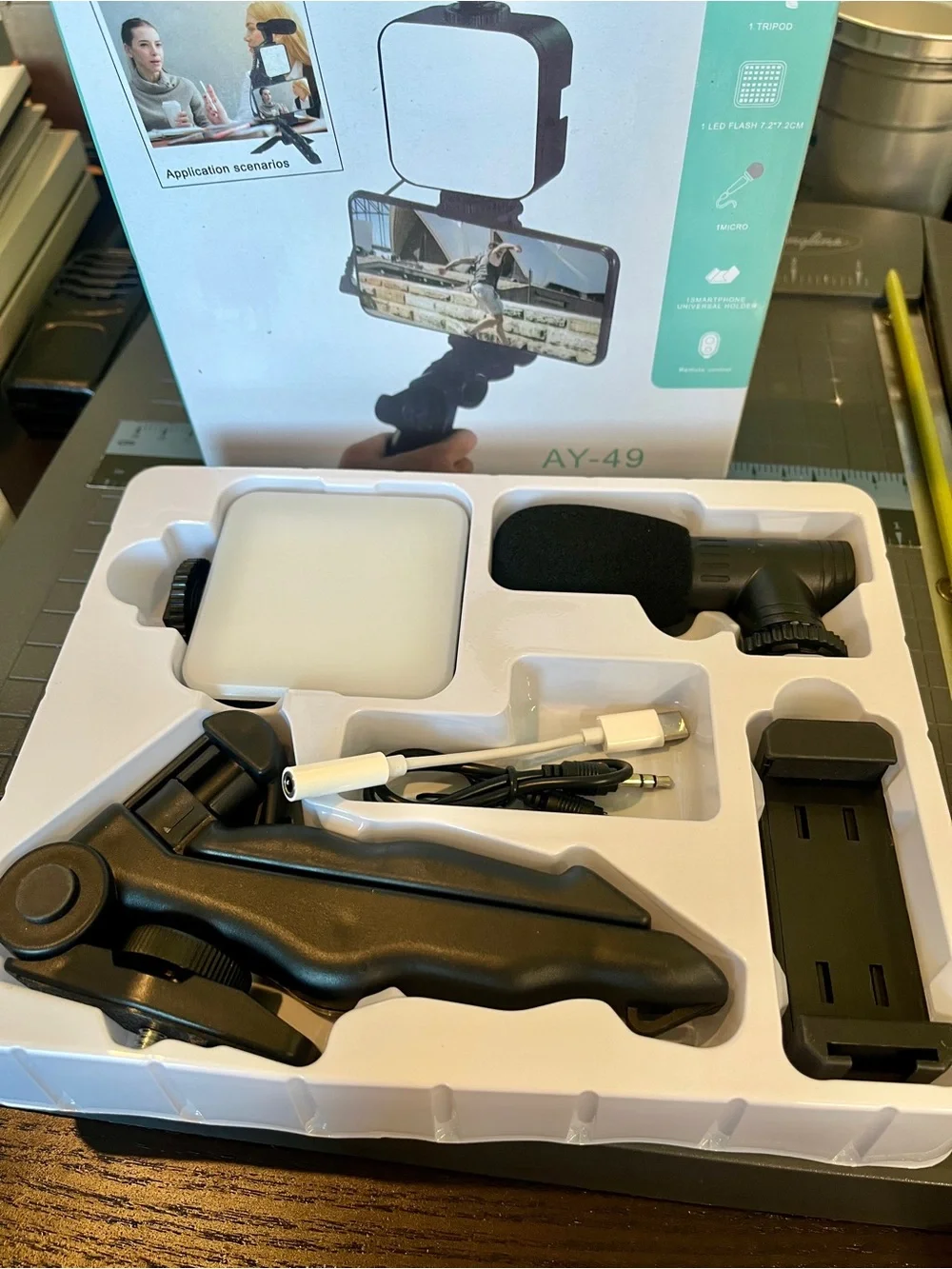 AY-49 Video-Making Kit with Black Handle and White LED Light
